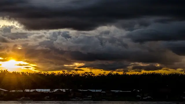 Atardecer sobre el río Atrato en Quibdó, Chocó