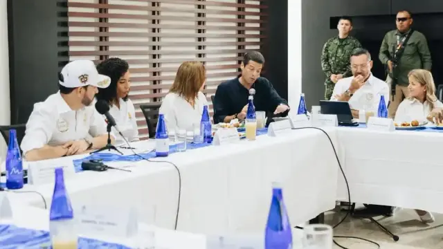 Funcionarios del Gobierno nacional y empresarios sentados a una mesa larga durante la cumbre en Quibdó