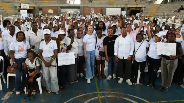 Decenas de emprendedores posan en un coliseo cubierto de Buenaventura; varios sostienen certificados