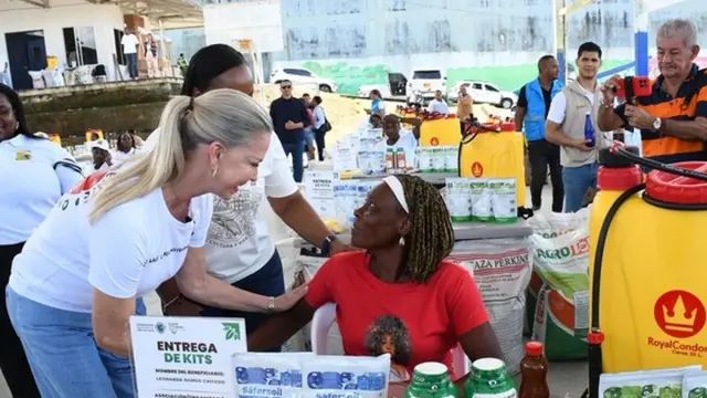 Una productora recibe insumos agrícolas en una mesa de entrega de kits en Buenaventura