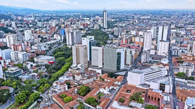 Vista aérea del centro de Cali con edificios, zonas verdes y la torre de Cali al fondo (imagen de referencia; no corresponde al lanzamiento).