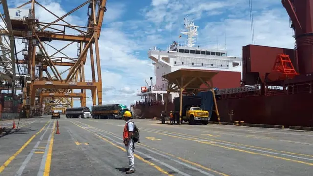 Grúas y buque en el terminal de la Sociedad Portuaria Regional de Buenaventura