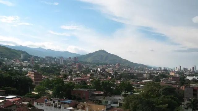 Vista de Cali con casas, edificios y los cerros al fondo (imagen de referencia; no corresponde al evento).