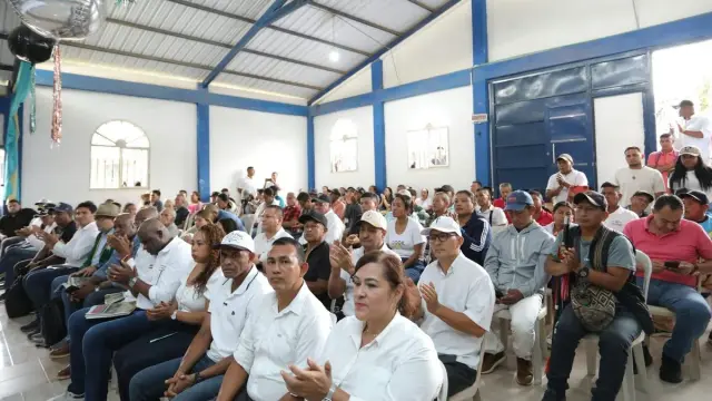Asistentes sentados en un salón comunal de techo metálico durante el encuentro sobre la pavimentación de la vía San Pedro–La Palomera