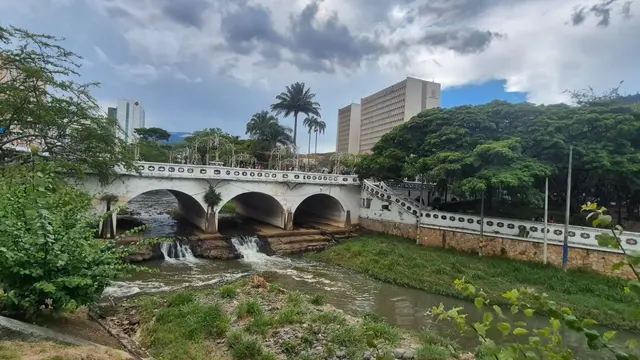 Río Cali y el Puente Ortiz en el centro de Cali