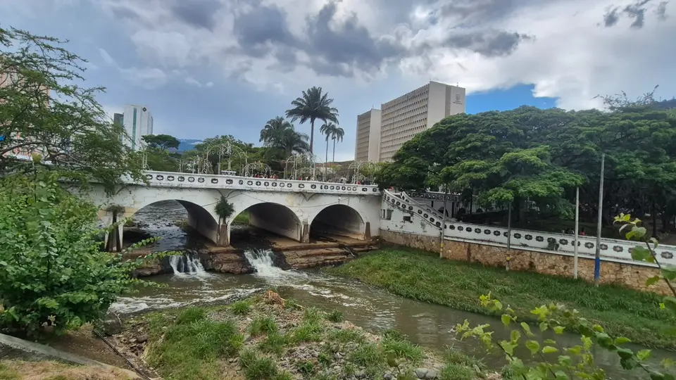 Río Cali y el Puente Ortiz en el centro de Cali