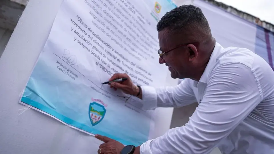 El gobernador de Nariño firma un acta gigante de las obras de optimización y ampliación del acueducto de Tumaco