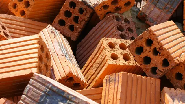 Montón de ladrillos de arcilla huecos, material de construcción