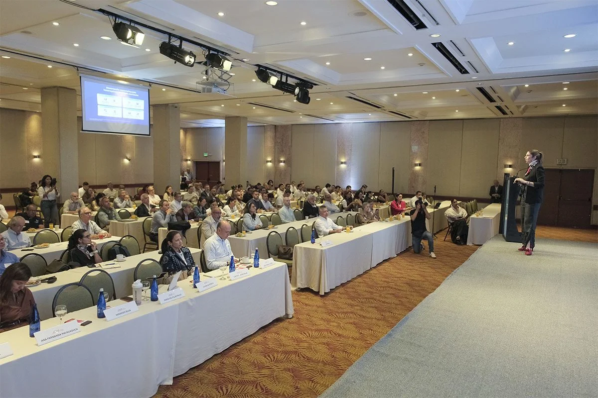 Una expositora habla desde la tarima ante el auditorio del seminario Perspectivas económicas